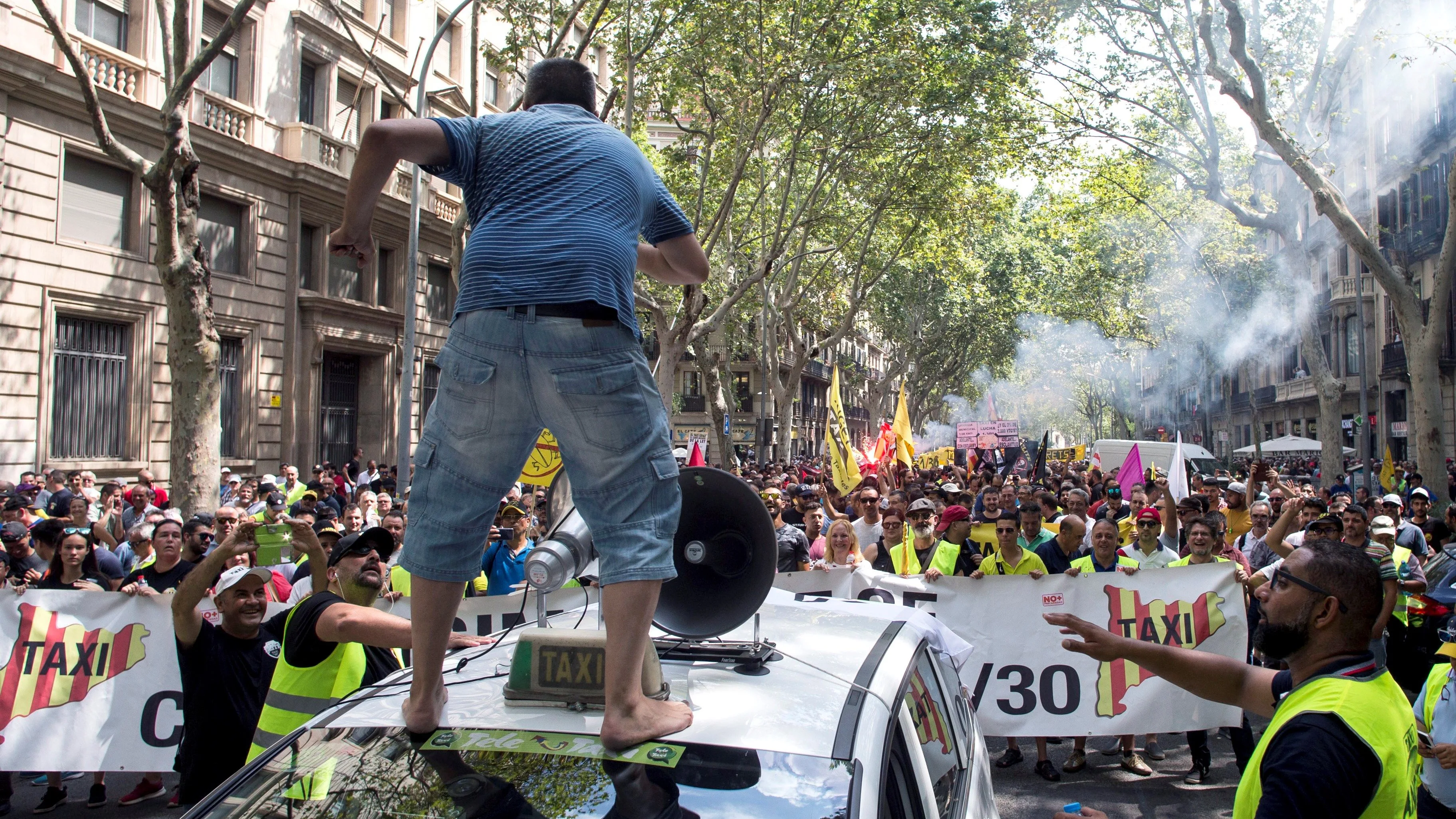 Taxistas de toda España se manifiestan por las calles de Barcelona.