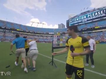 Pulisic, jugador del Dortmund, se encaró con un miembro de seguridad por un niño Pulisic, jugador del Dortmund, se encaró con un miembro de seguridad por un niño