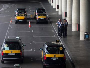 Un grupo de taxistas permanecen parados con sus vehículos en el Aeropuerto de Barcelona Un grupo de taxistas permanecen parados con sus vehículos en el Aeropuerto de Barcelona