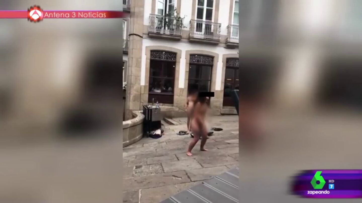 Desnudos y en plena calle de Santiago de Compostela, as&iacute; es la perfomance que sorprende a los zapeadores