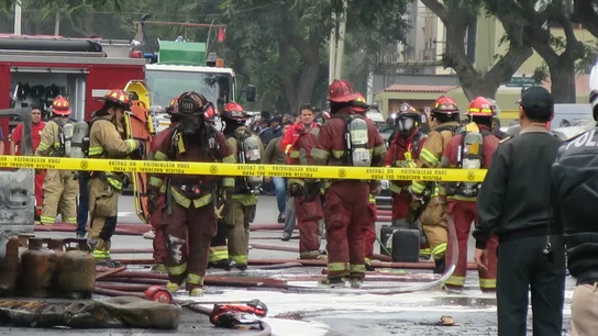 Al menos 35 heridos a causa de varias explosiones en una clínica de Lima Al menos 35 heridos a causa de varias explosiones en una clínica de Lima