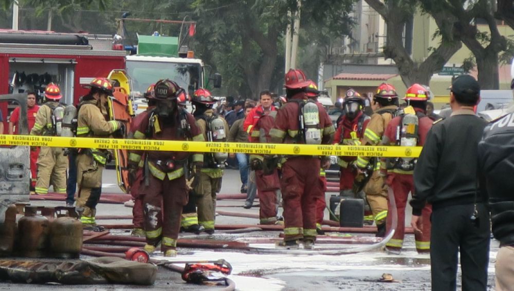 Al menos 35 heridos a causa de varias explosiones en una clínica de Lima