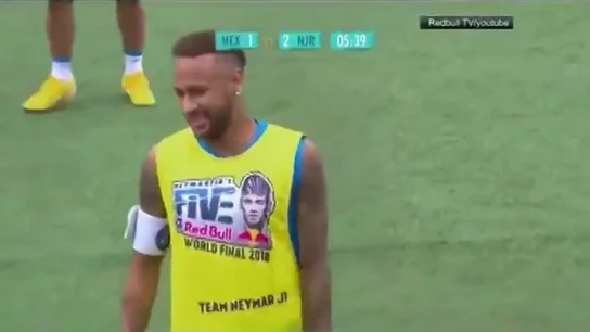 El pique de Neymar con un rival en un torneo de freestyle El pique de Neymar con un rival en un torneo de freestyle