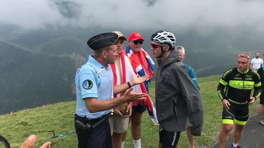 Froome discuta con un gendarme tras una etapa del Tour Froome discuta con un gendarme tras una etapa del Tour