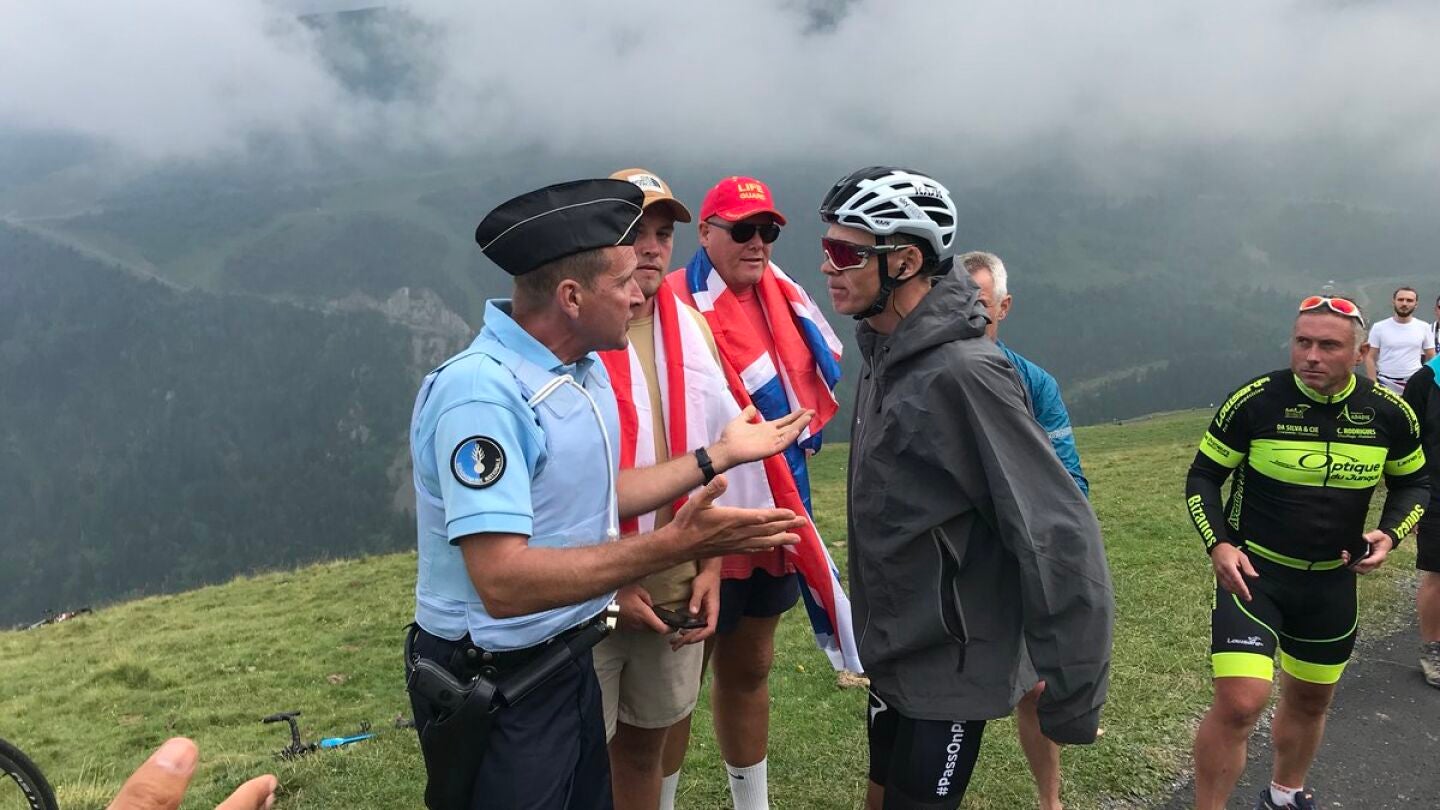 Froome discuta con un gendarme tras una etapa del Tour