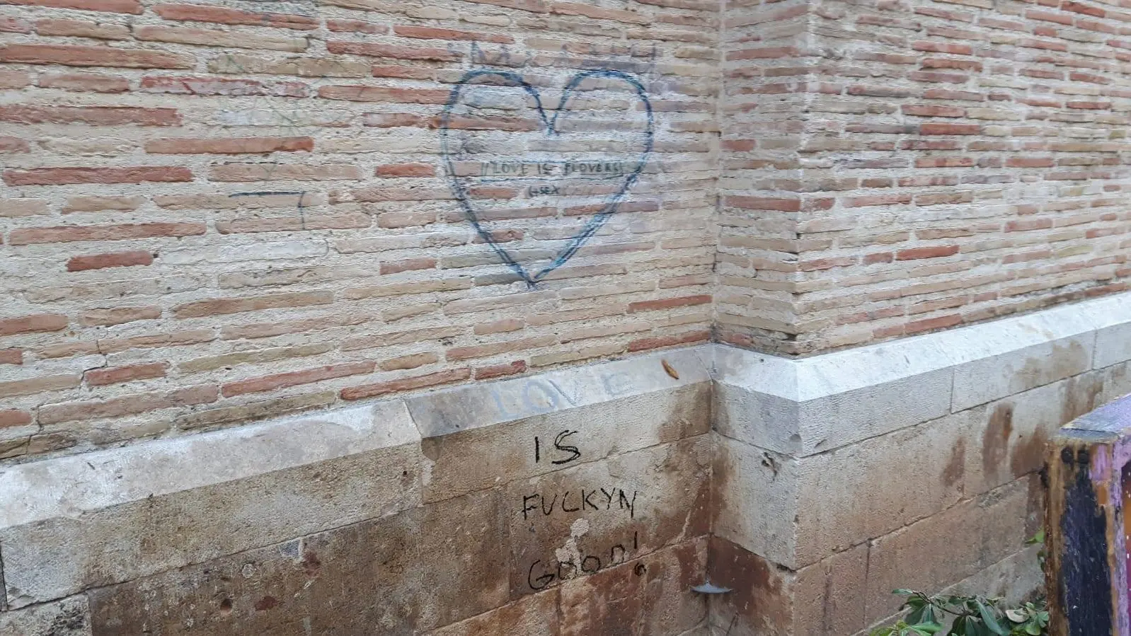 Pintada en la fachada de la Catedral de Valencia