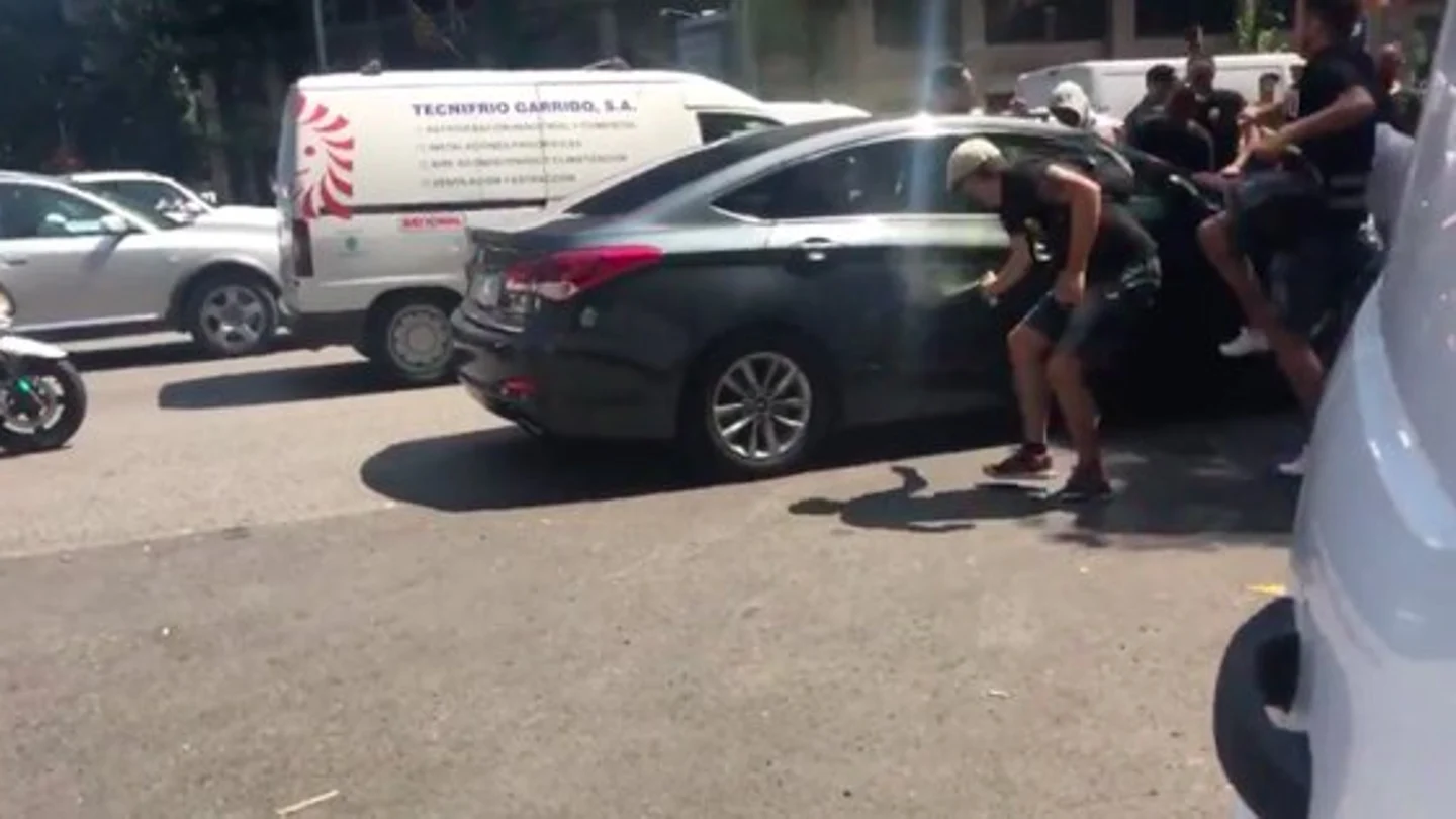 Los atacantes han golpeado los cristales del vehículo de Cabify Los atacantes han golpeado los cristales del vehículo de Cabify