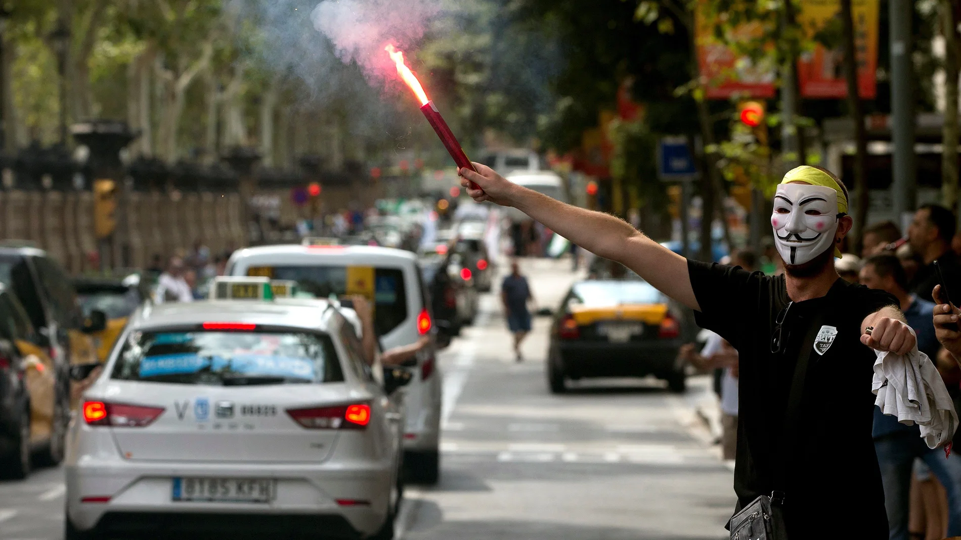 Taxistas de toda España se manifiestan por las calles de Barcelona.