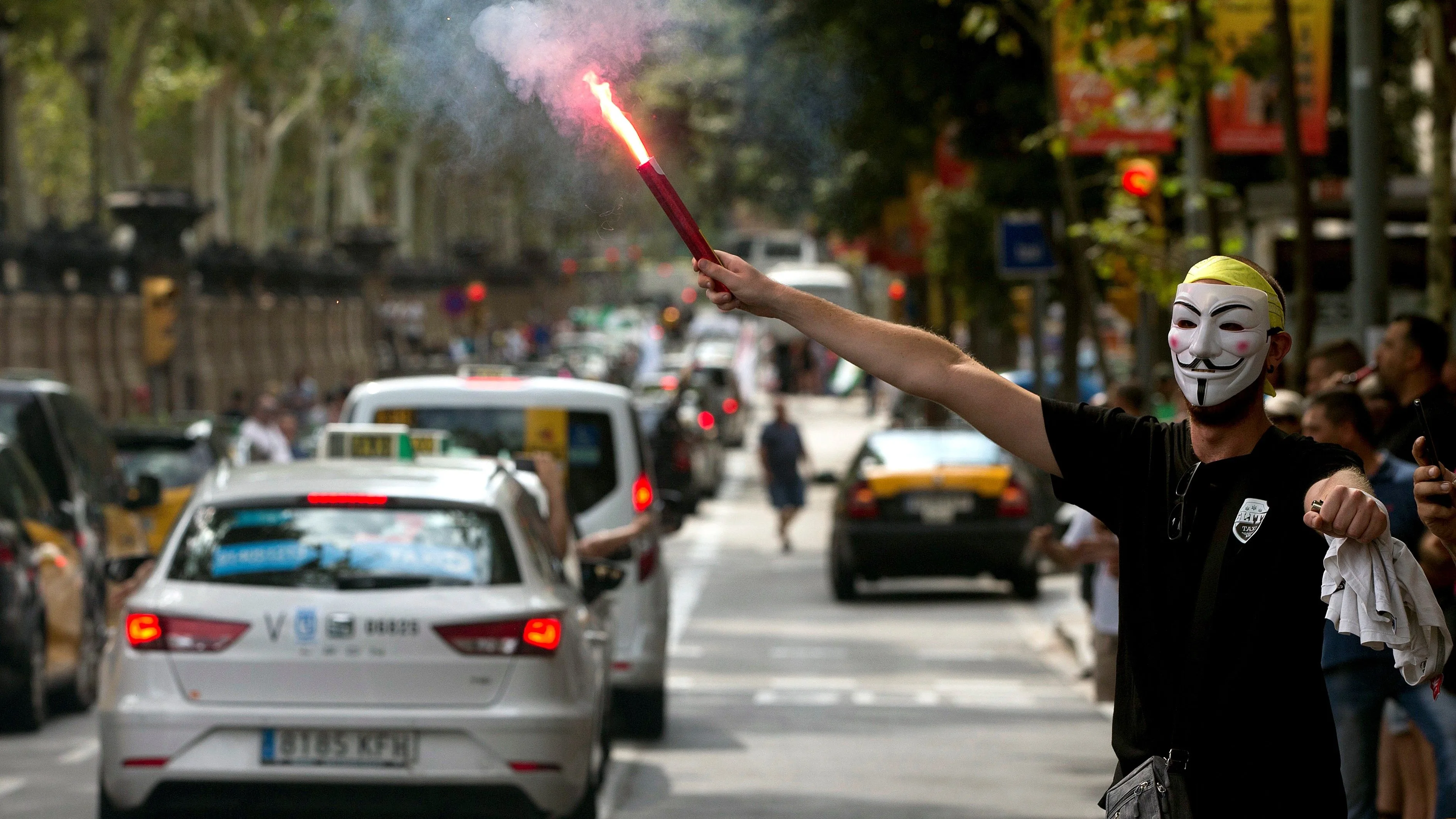 Taxistas de toda España se manifiestan por las calles de Barcelona.