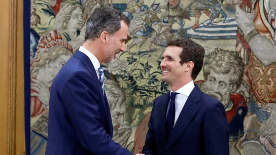 El rey Felipe VI recibe en el Salón de Audiencias del Palacio de la Zarzuela a Pablo Casado. El rey Felipe VI recibe en el Salón de Audiencias del Palacio de la Zarzuela a Pablo Casado.