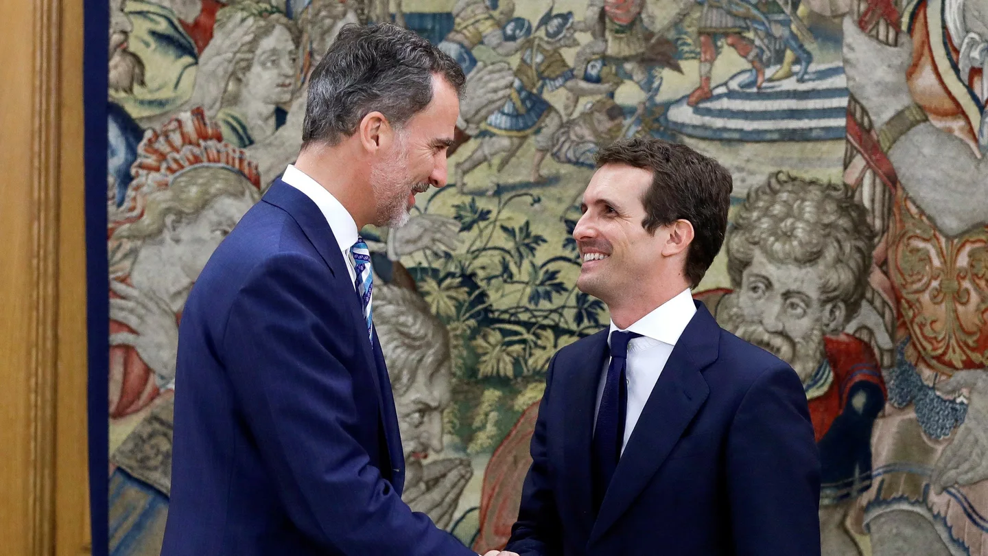 El rey Felipe VI recibe en el Salón de Audiencias del Palacio de la Zarzuela a Pablo Casado. El rey Felipe VI recibe en el Salón de Audiencias del Palacio de la Zarzuela a Pablo Casado.