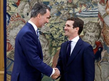 El rey Felipe VI recibe en el Salón de Audiencias del Palacio de la Zarzuela a Pablo Casado. El rey Felipe VI recibe en el Salón de Audiencias del Palacio de la Zarzuela a Pablo Casado.