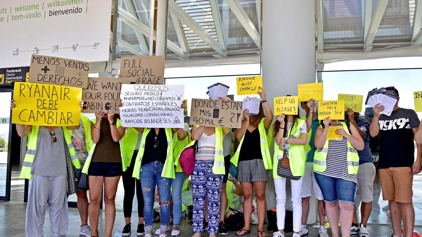 Empleados de Ryanair se manifiestan en el aeropuerto de Palma de Mallorca Empleados de Ryanair se manifiestan en el aeropuerto de Palma de Mallorca