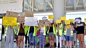 Empleados de Ryanair se manifiestan en el aeropuerto de Palma de Mallorca 