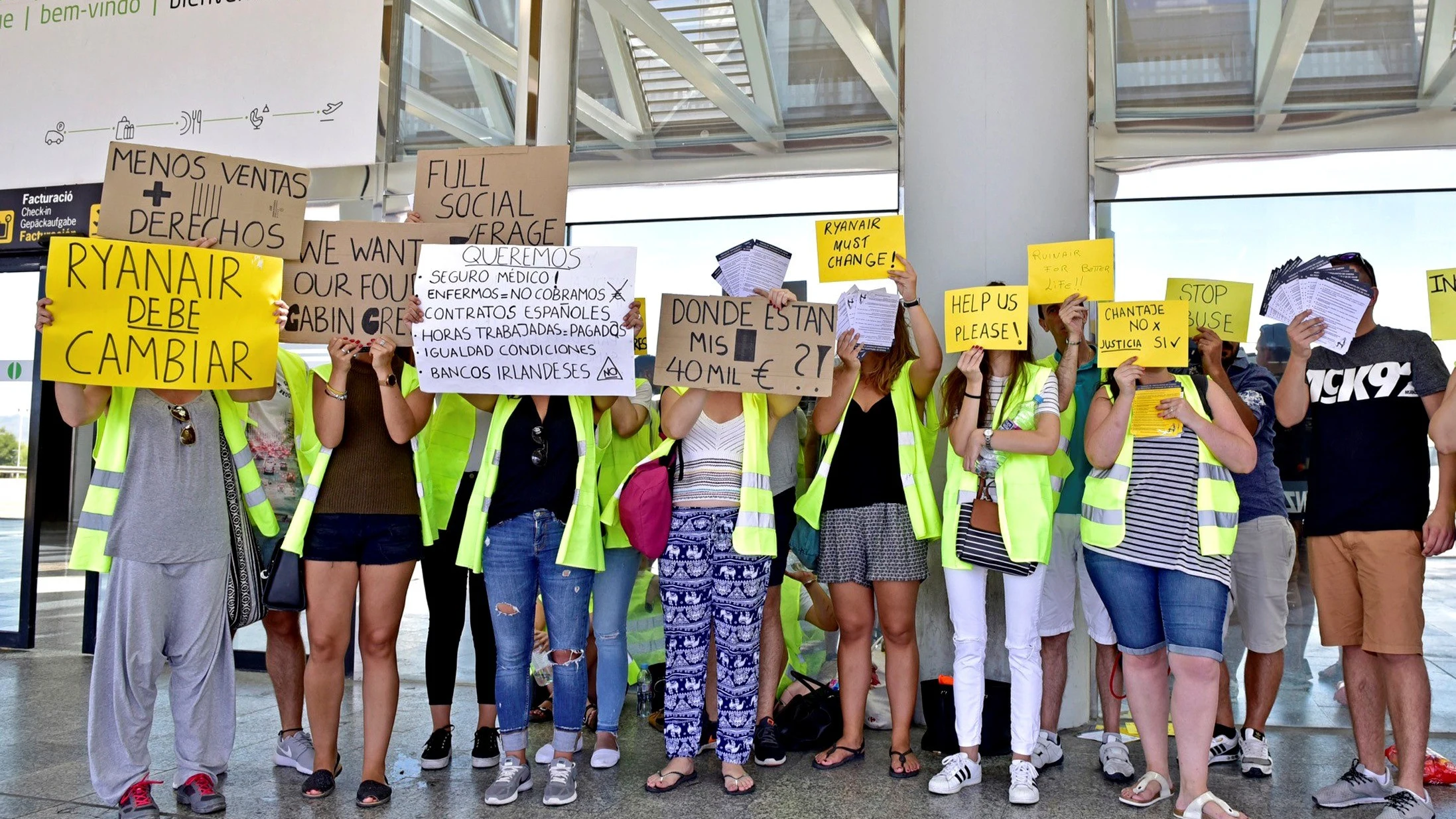 Empleados de Ryanair se manifiestan en el aeropuerto de Palma de Mallorca 