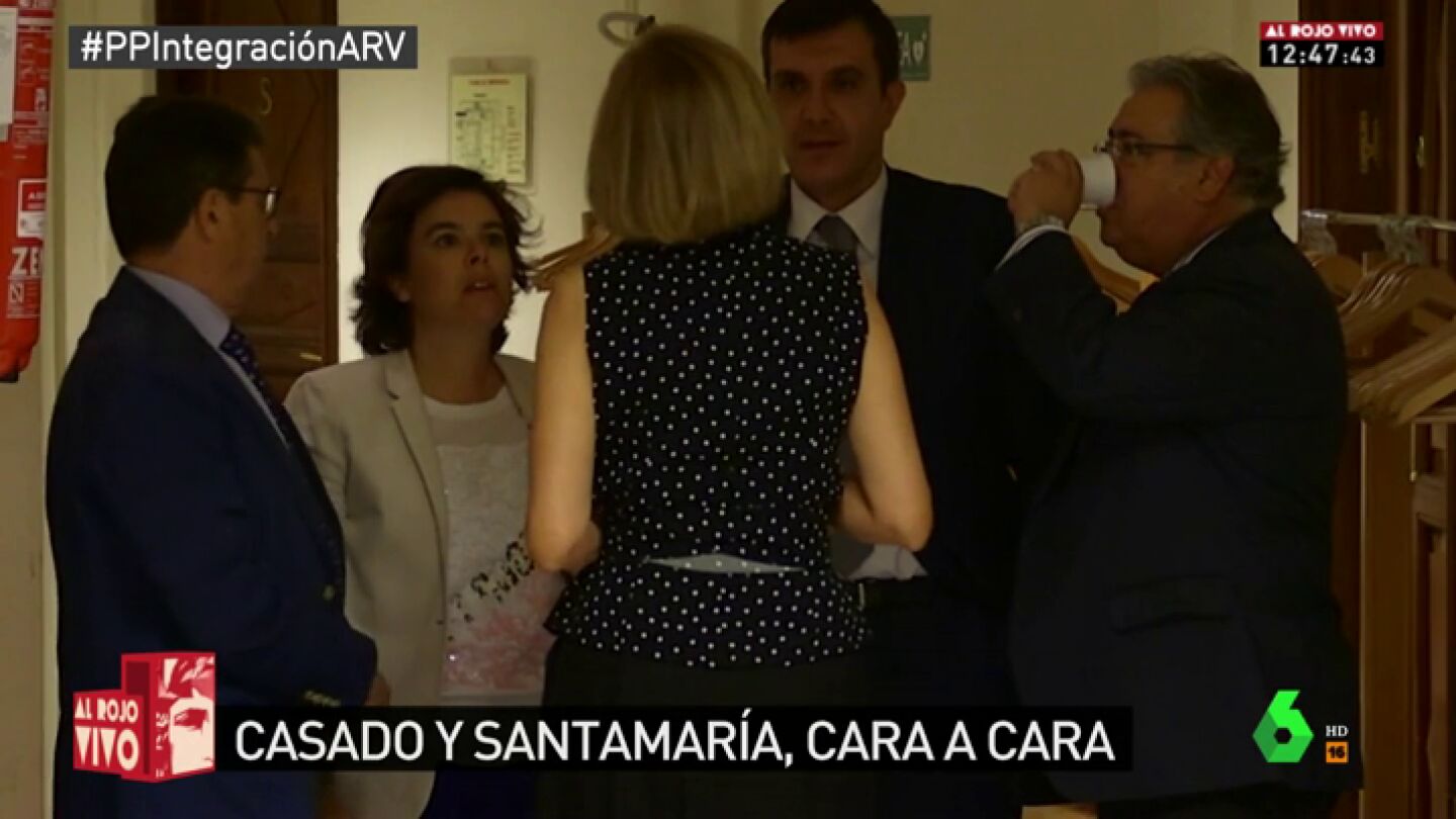Soraya S&aacute;enz de Santamar&iacute;a y Mar&iacute;a Dolores de Cospedal charlando en el Congreso