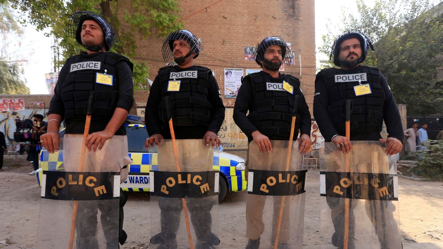 Varios polic&iacute;as vigilan un colegio electoral en Pakist&aacute;n
