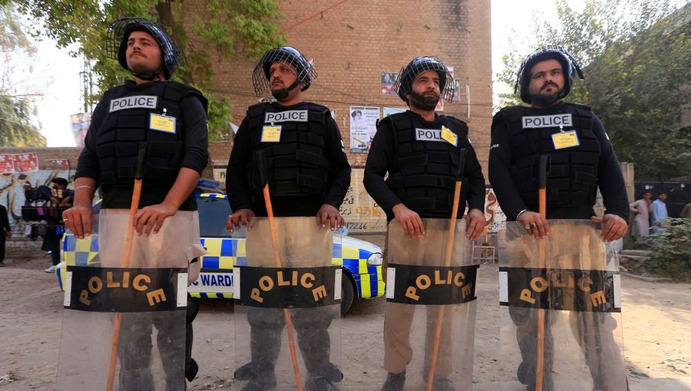 Varios policías vigilan un colegio electoral en Pakistán