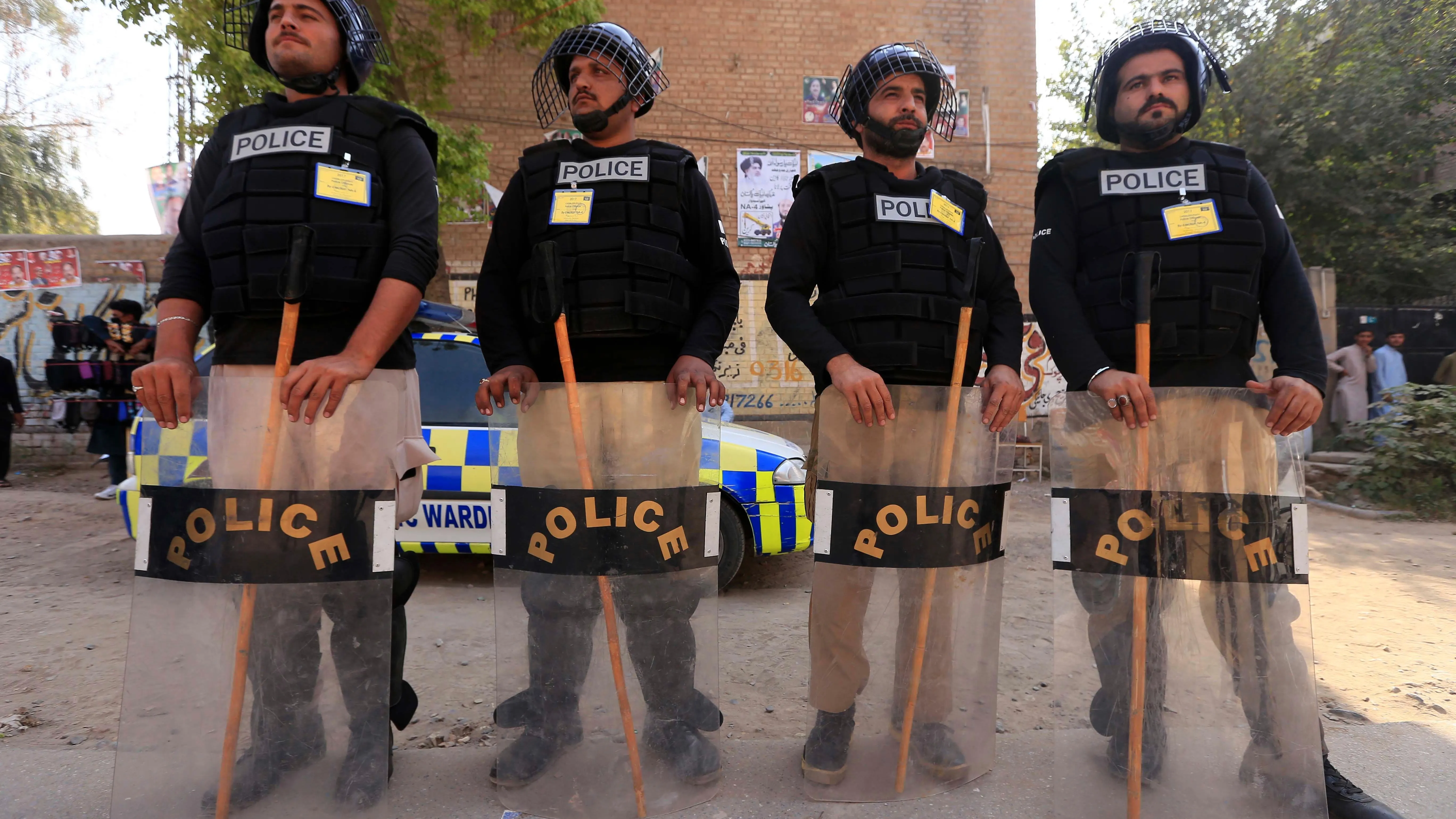 Varios policías vigilan un colegio electoral en Pakistán