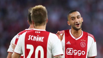 Jugadores del Ajax celebran un gol