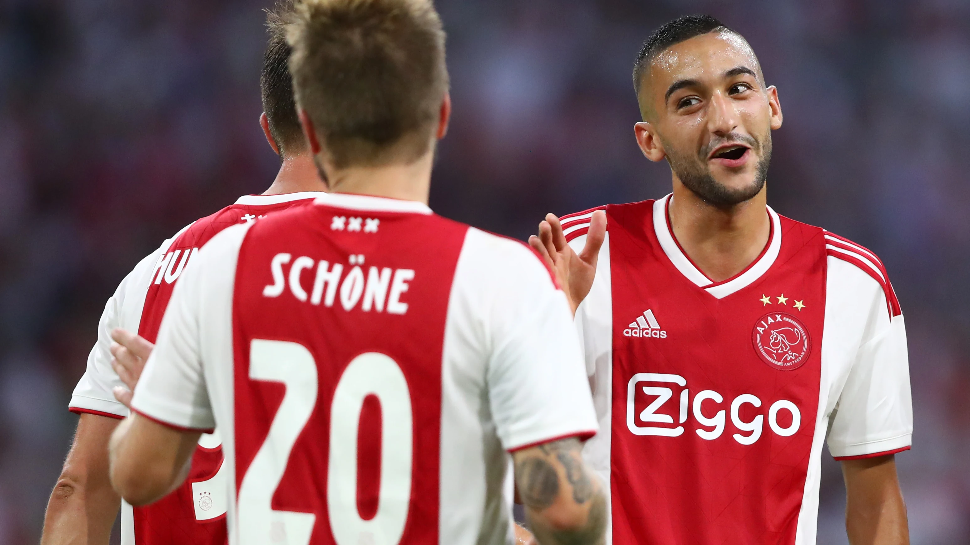 Jugadores del Ajax celebran un gol