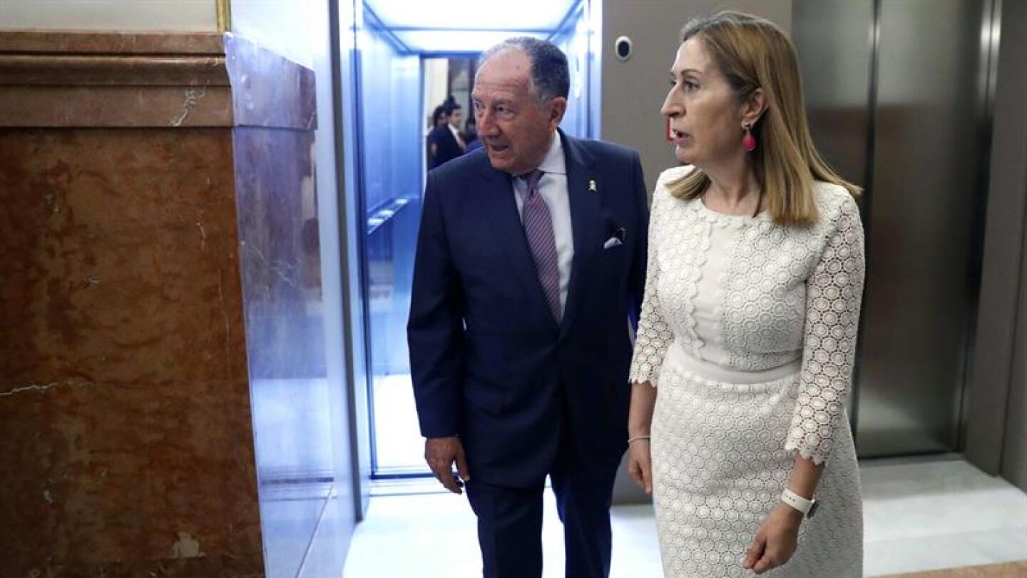 El director del CNI F&eacute;lix Sanz Rold&aacute;n, junto a la presidenta del Congreso, Ana Pastor a su salida de la C&aacute;mara Baja