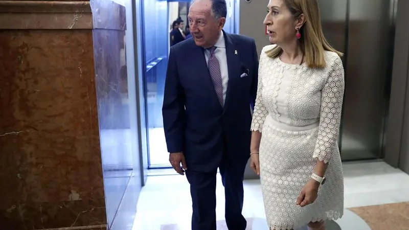 El director del CNI Félix Sanz Roldán, junto a la presidenta del Congreso, Ana Pastor a su salida de la Cámara Baja