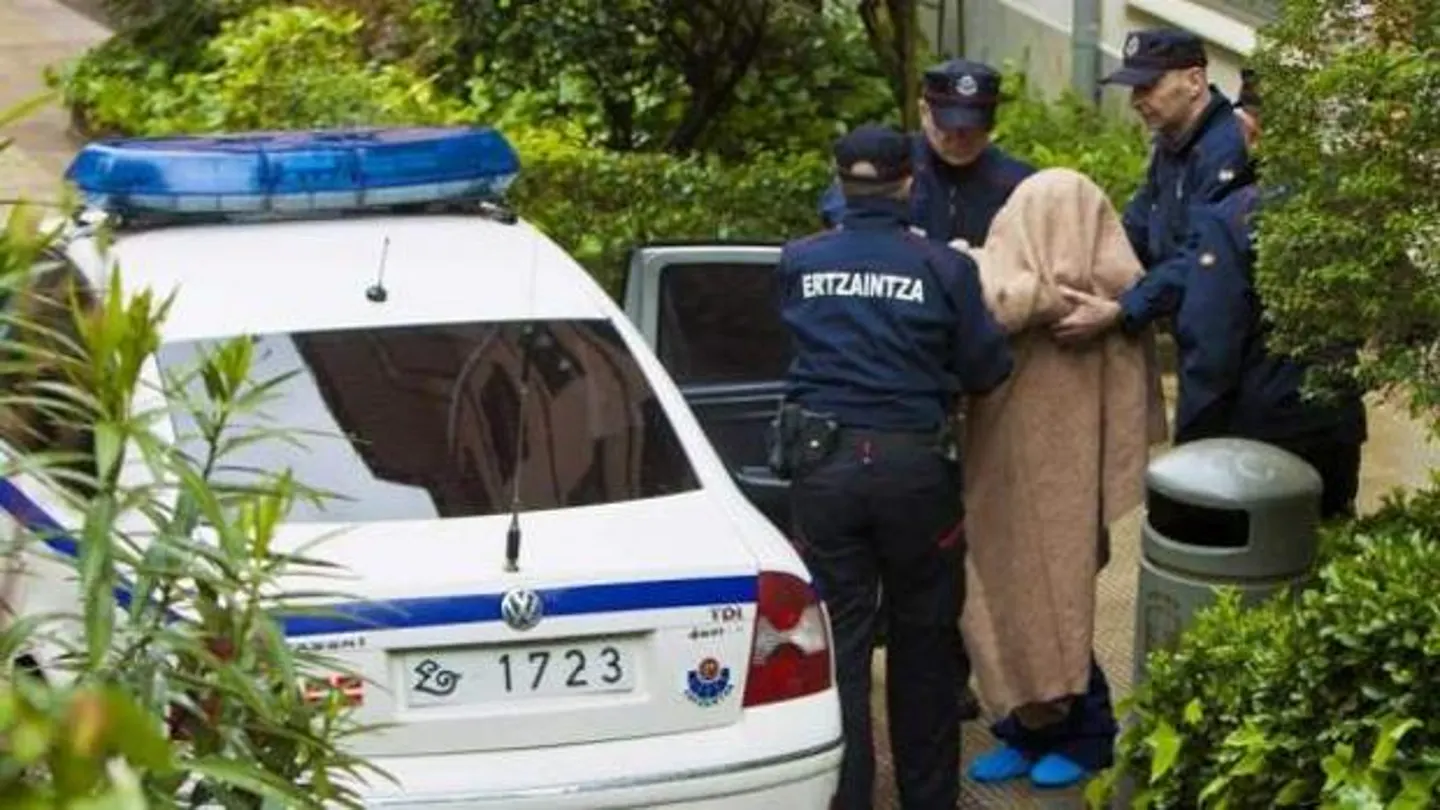 Agentes de la Ertzaintza trasladan a un arrestado Agentes de la Ertzaintza trasladan a un arrestado