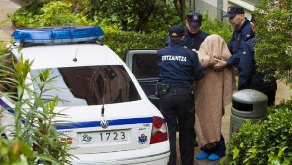 Agentes de la Ertzaintza trasladan a un arrestado 
