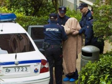 Agentes de la Ertzaintza trasladan a un arrestado Agentes de la Ertzaintza trasladan a un arrestado