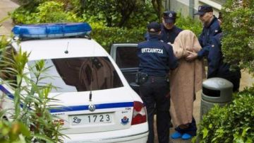 Agentes de la Ertzaintza trasladan a un arrestado 