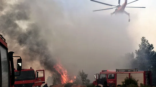 Un helicóptero intenta extinguir un fuego en Verori, cerca de la ciudad de Loutraki (Grecia Un helicóptero intenta extinguir un fuego en Verori, cerca de la ciudad de Loutraki (Grecia