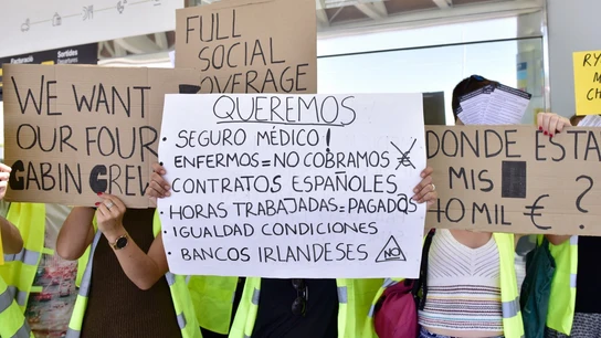 Empleados de la aerolínea de bajo coste irlandesa de Ryanair Empleados de la aerolínea de bajo coste irlandesa de Ryanair