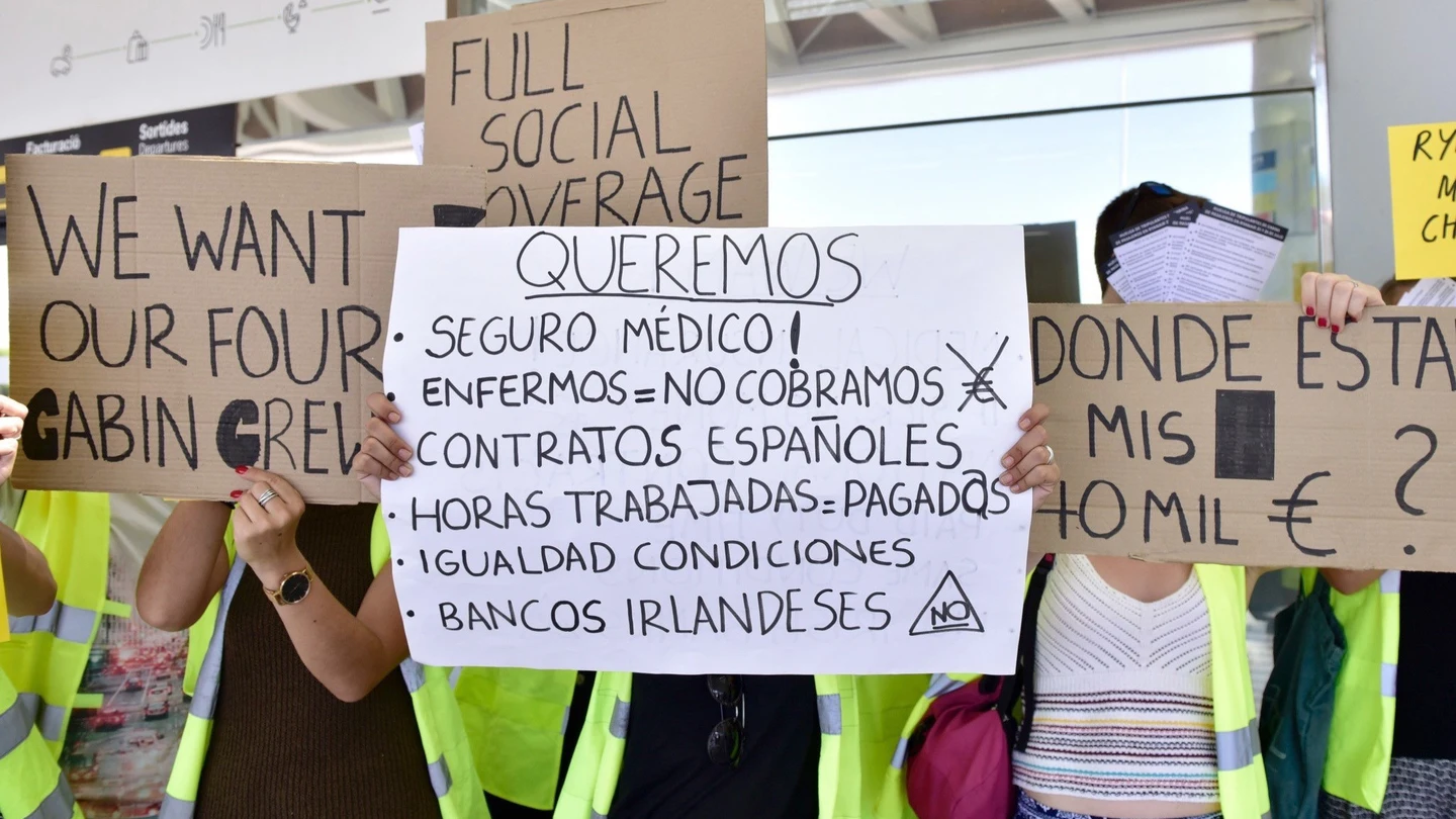 Empleados de la aerolínea de bajo coste irlandesa de Ryanair Empleados de la aerolínea de bajo coste irlandesa de Ryanair
