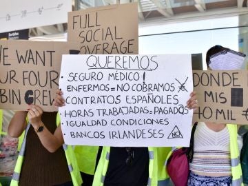 Empleados de la aerolínea de bajo coste irlandesa de Ryanair Empleados de la aerolínea de bajo coste irlandesa de Ryanair