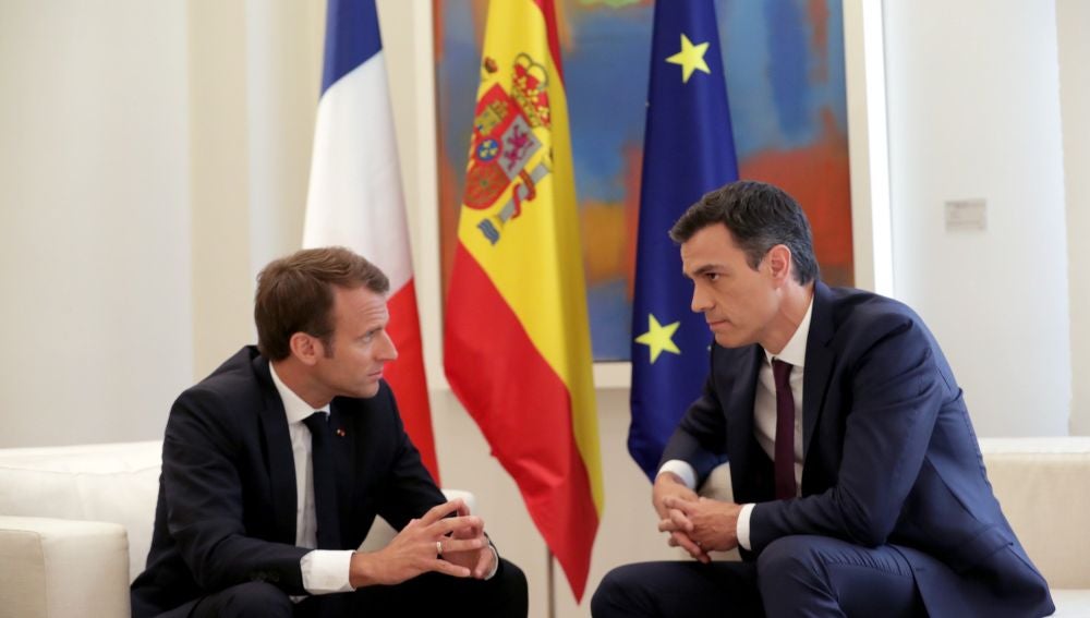 El presidente del Gobierno, Pedro Sánchez, conversa con el presidente de Francia, Emmanuel Macron 