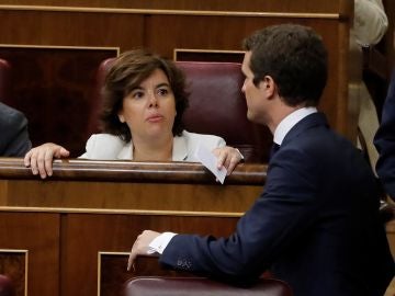 Soraya Sáenz de Santamaría y Pablo Casado en el Congreso Soraya Sáenz de Santamaría y Pablo Casado en el Congreso