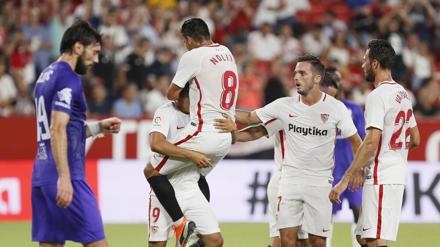 Los jugadores del Sevilla celebran un gol