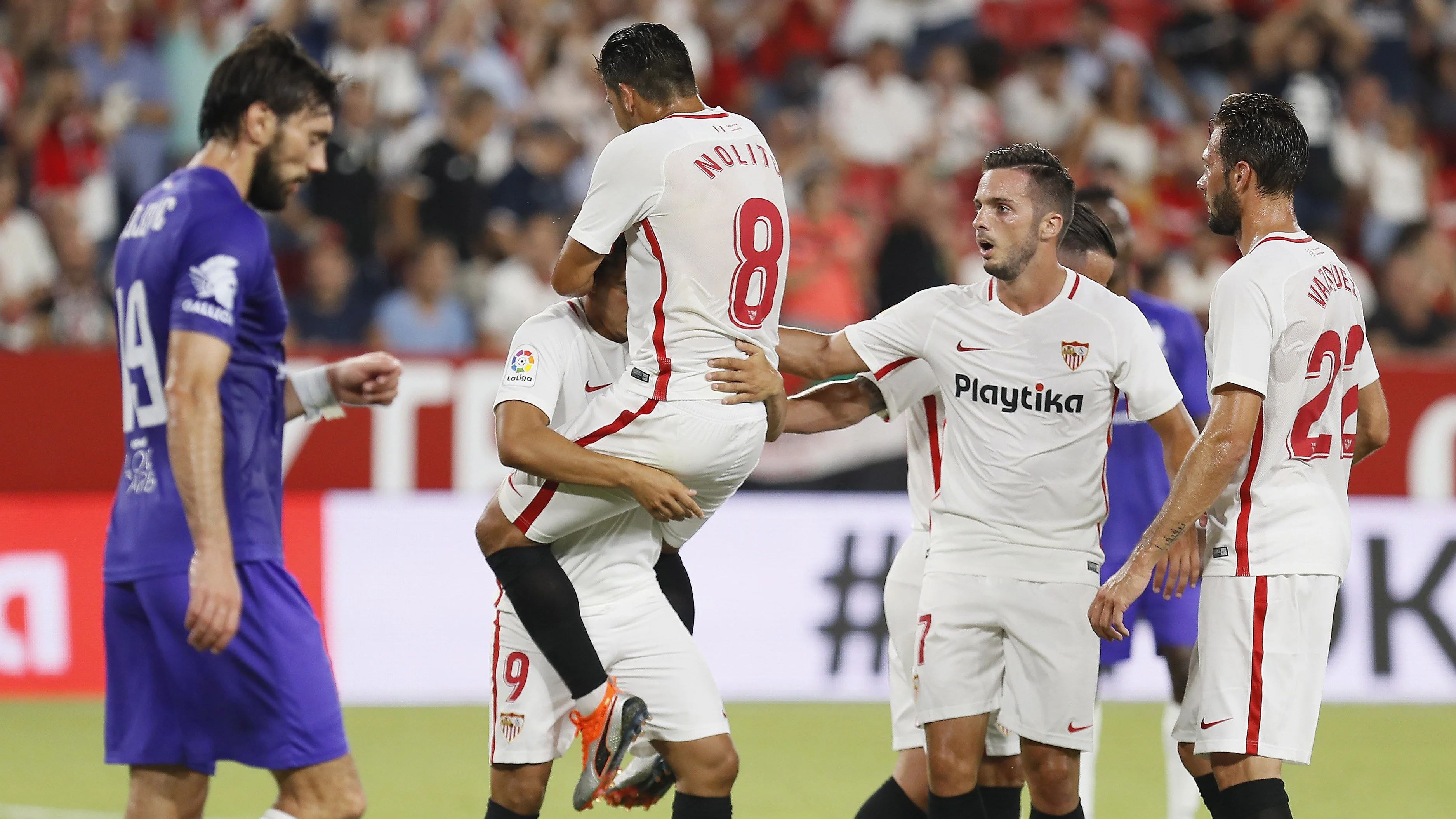 Los jugadores del Sevilla celebran un gol