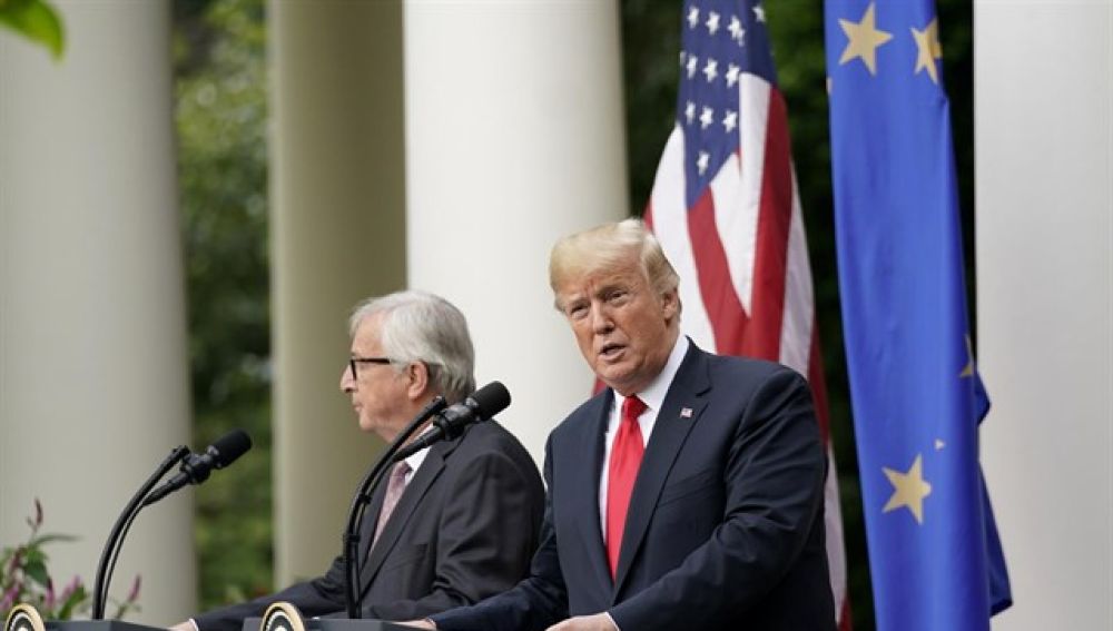 Juncker y Donald Trump ante los medios