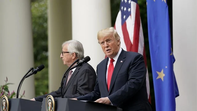 Juncker y Donald Trump ante los medios