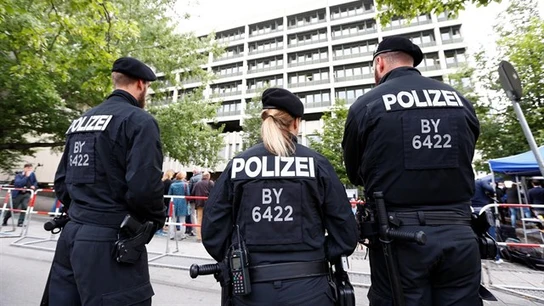 Agentes de policía en frente de los tribunales de Munich Agentes de policía en frente de los tribunales de Munich