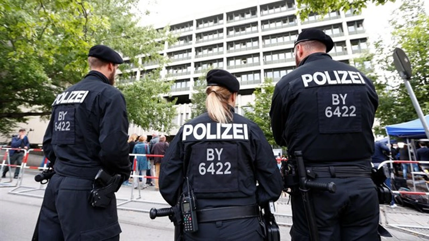 Agentes de policía en frente de los tribunales de Munich Agentes de policía en frente de los tribunales de Munich