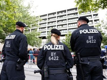 Agentes de policía en frente de los tribunales de Munich Agentes de policía en frente de los tribunales de Munich