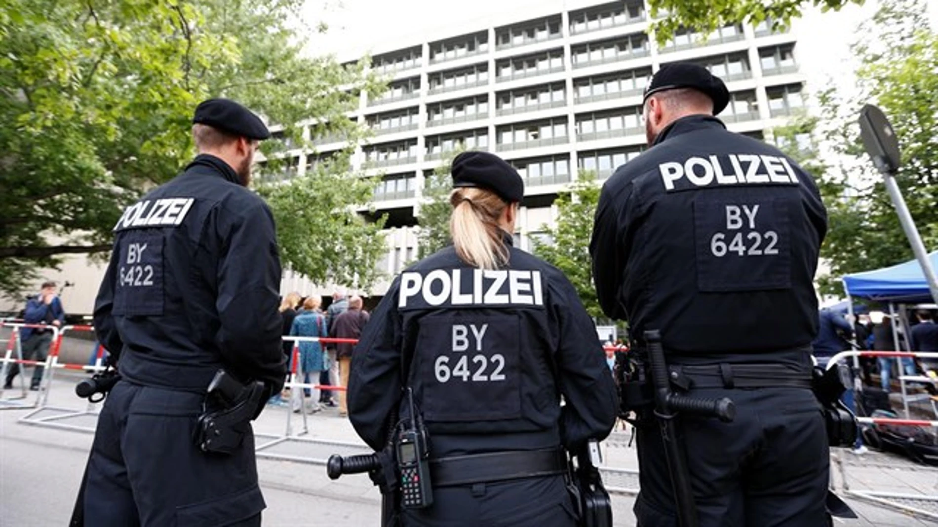 Agentes de policía en frente de los tribunales de Munich
