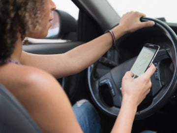 El peligro de usar el móvil mientras conduces