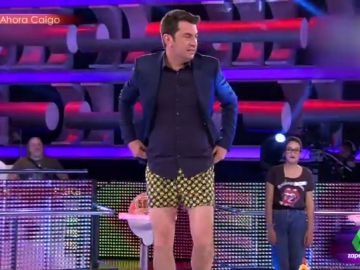 En calzoncillos y con una señora del público cosiéndole el pantalón: el momentazo más surrealista de Arturo Valls en Ahora Caigo En calzoncillos y con una señora del público cosiéndole el pantalón: el momentazo más surrealista de Arturo Valls en Ahora Caigo