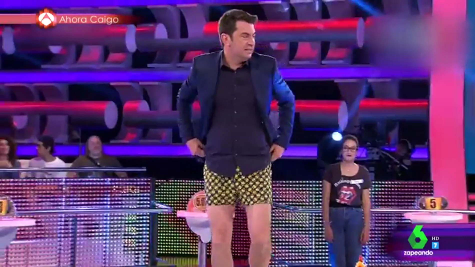 En calzoncillos y con una señora del público cosiéndole el pantalón: el momentazo más surrealista de Arturo Valls en Ahora Caigo