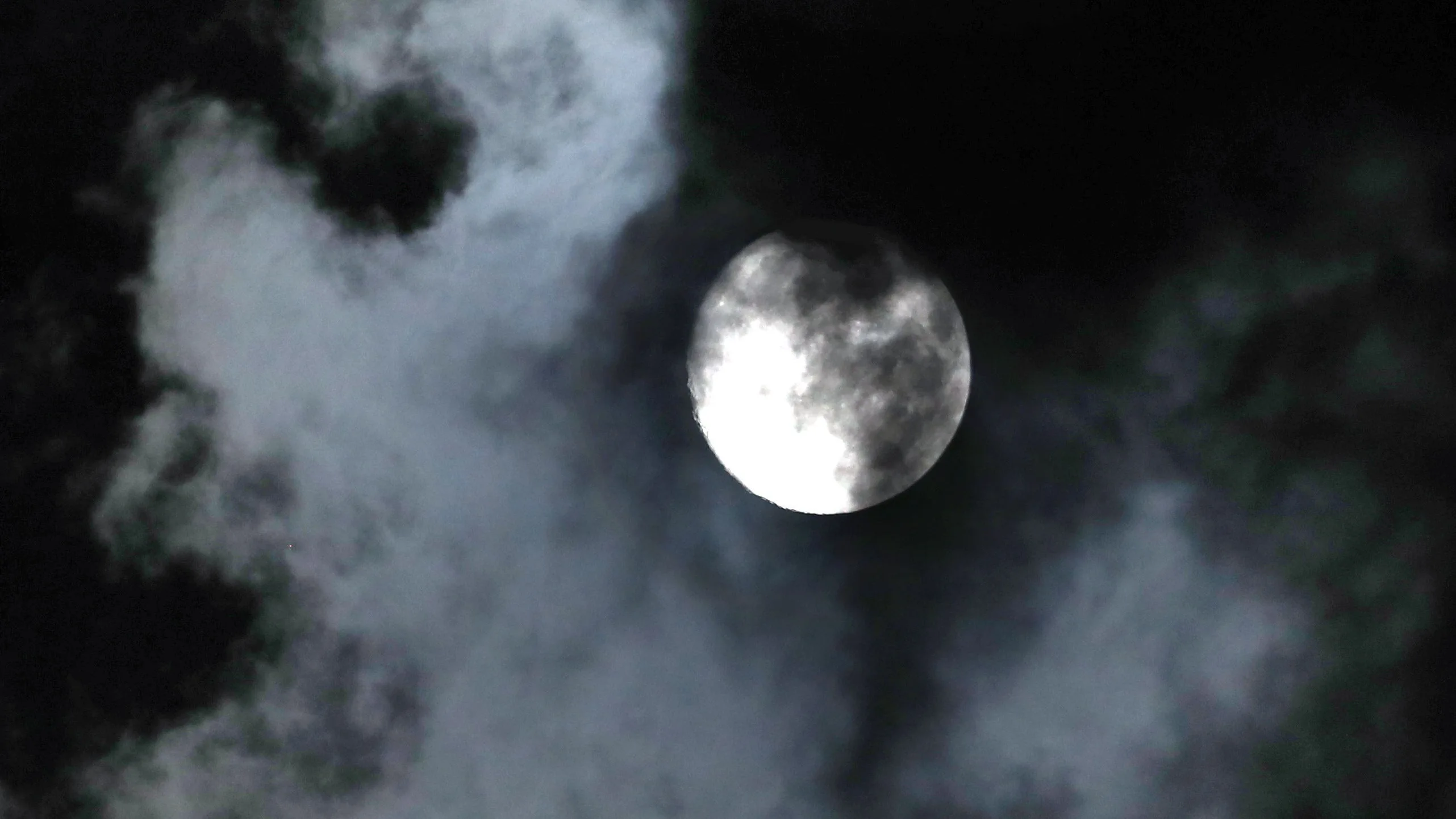  Luna llena en el cielo de Belgrado (Serbia)