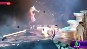 Este es el inesperado momento en el que Taylor Swift se cae en pleno concierto por culpa de su bailarín